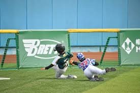 球星赛后把奖杯给队友，太暖心