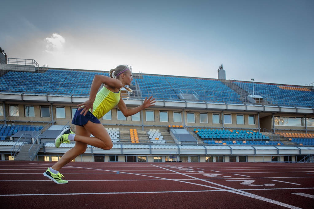 为什么跑垒员在冲过垒包时必须准确踩踏垒包的上表面而非边缘